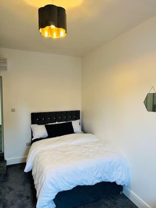 Modern 2 Bedroom Apt Derby City Exteriör bild